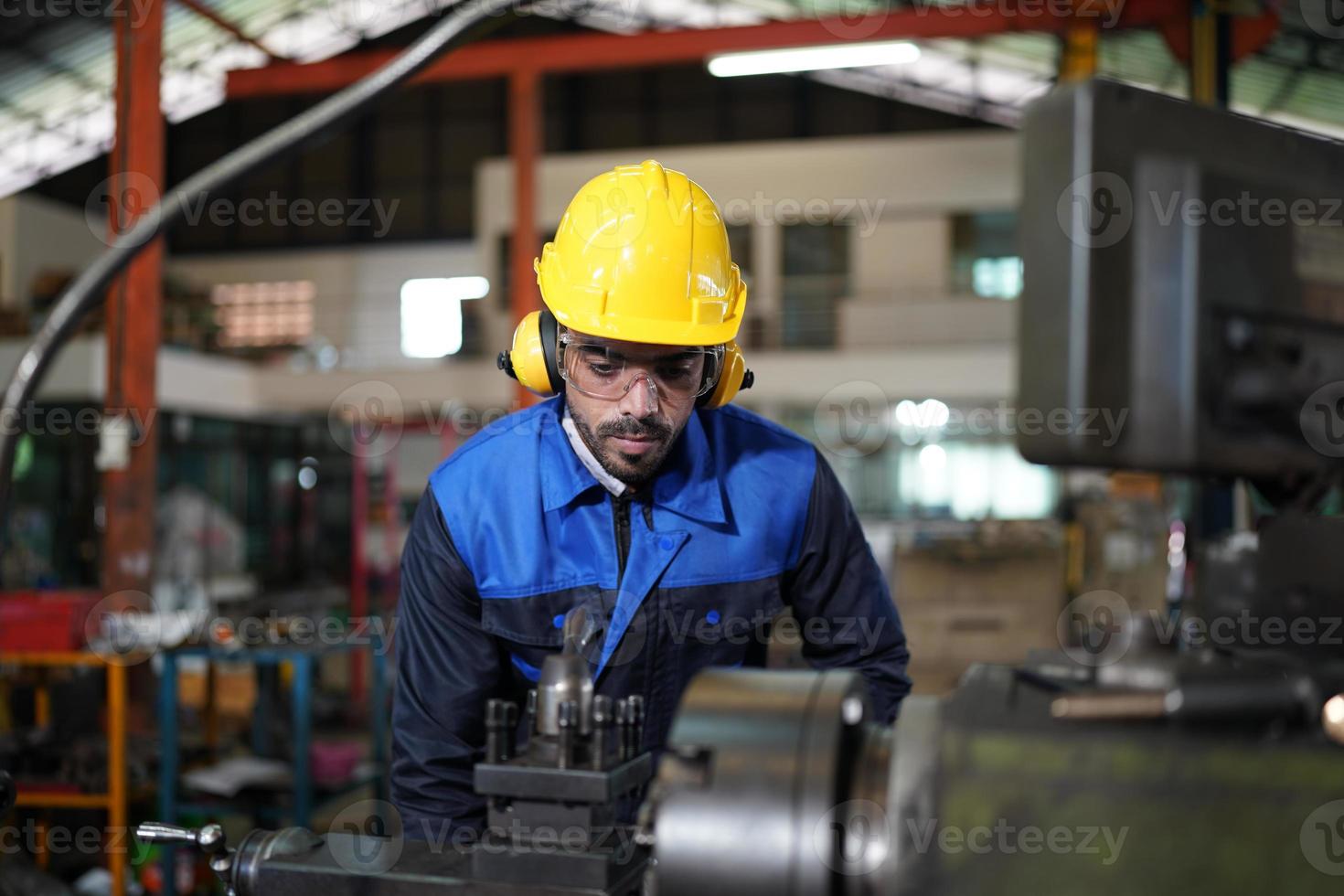 hombres profesionales, ingenieros, habilidades de los trabajadores, calidad, mantenimiento, trabajadores de la industria de capacitación, taller de almacén para operadores de fábrica, producción de equipos de ingeniería mecánica. foto