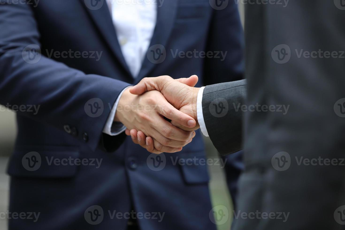 gente de negocios dándose la mano después de negociaciones exitosas foto