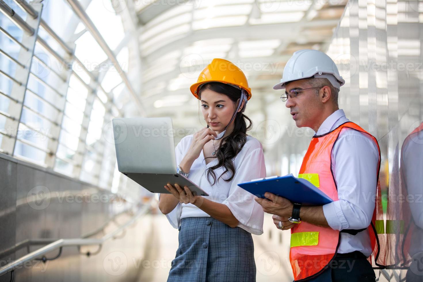 arquitecto de ingeniero de construcción que trabaja en el sitio de construcción y gestión en el sitio de construcción foto