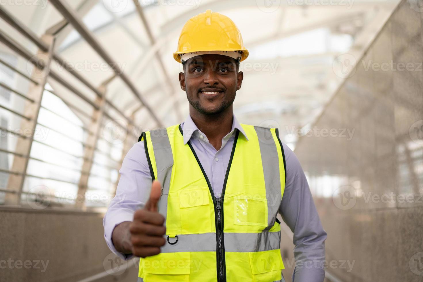 arquitecto, ingeniero civil y trabajador mirando planos y planos, discutiendo problemas en el sitio de construcción foto