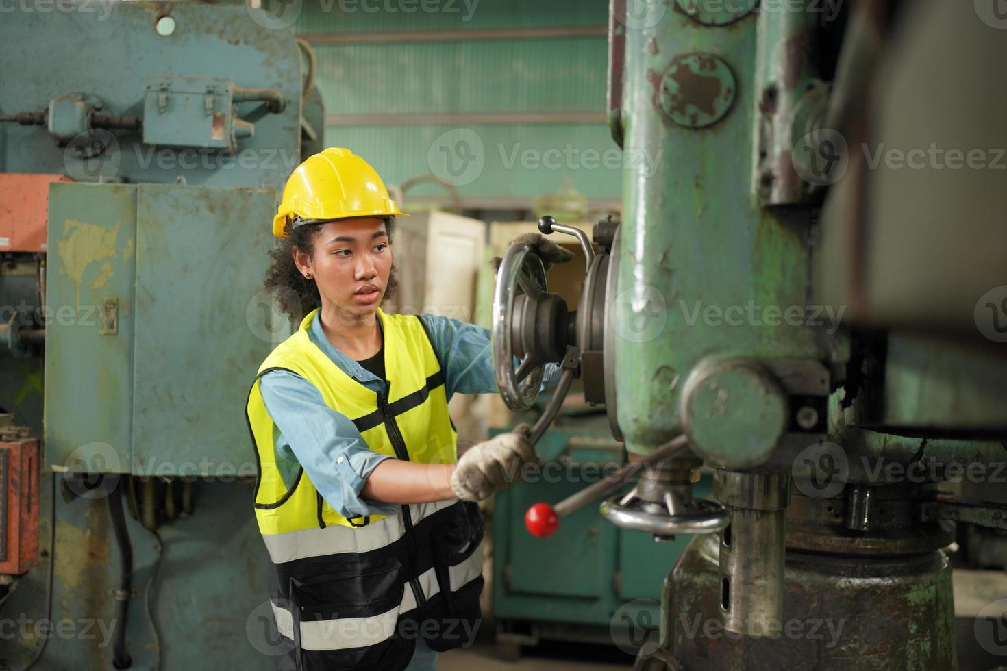 las ingenieras de mantenimiento están trabajando frente a la reparación automatizada de maquinaria cnc en una lista de verificación de mantenimiento en la línea de producción. foto