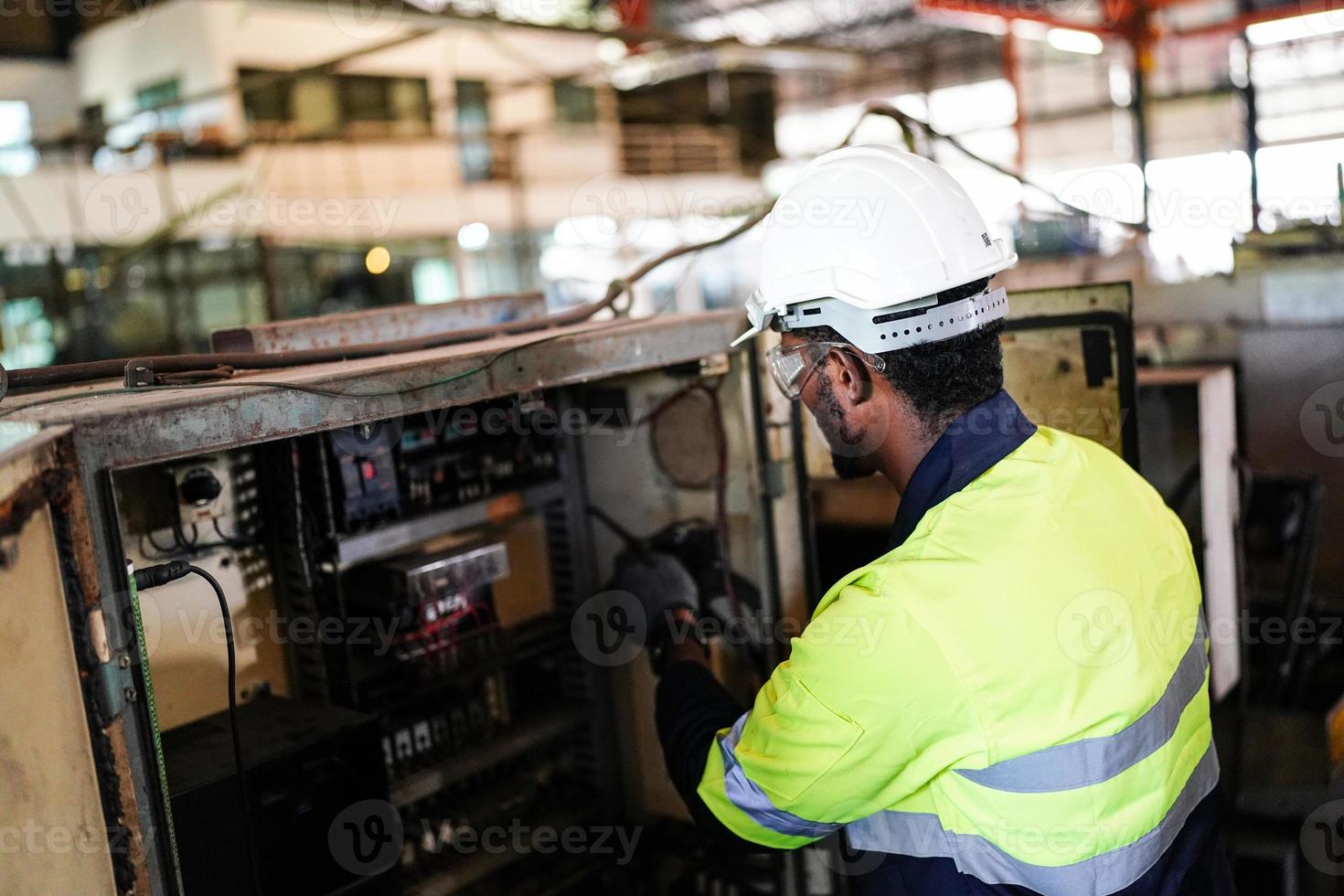 hombres profesionales, ingenieros, habilidades de los trabajadores, calidad, mantenimiento, trabajadores de la industria de capacitación, taller de almacén para operadores de fábrica, producción de equipos de ingeniería mecánica. foto