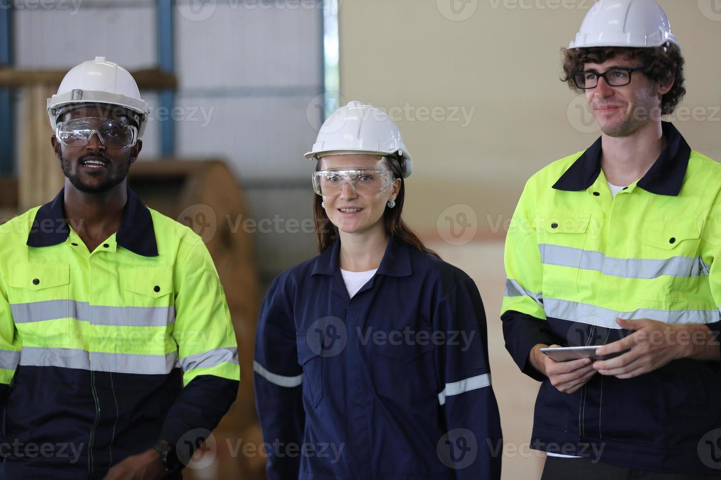 hombres profesionales, ingenieros, habilidades de los trabajadores, calidad, mantenimiento, trabajadores de la industria de capacitación, taller de almacén para operadores de fábrica, producción de equipos de ingeniería mecánica. foto