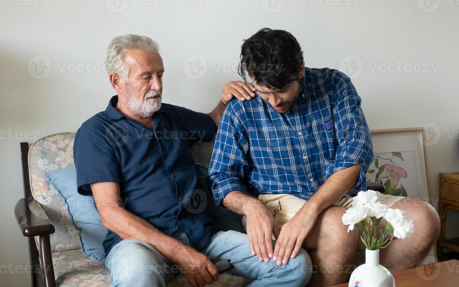 un retrato de un hijo hipster adulto y un padre mayor pasan tiempo juntos el fin de semana en casa. foto