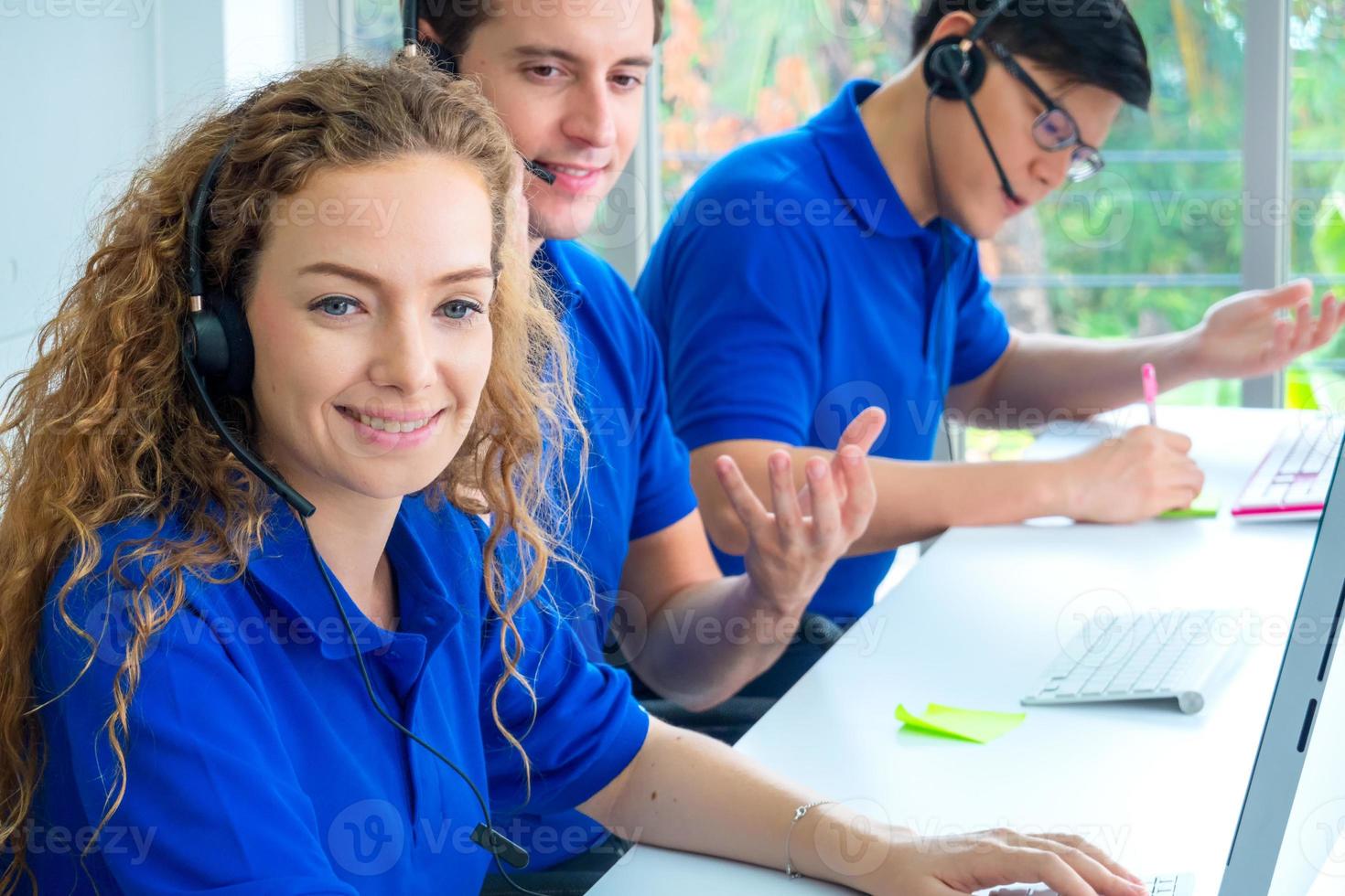 concepto de equipo de servicio. venta de operador o centro de contacto en la oficina, centro de llamadas de personas de información, oficina de soporte de ventas de equipo profesional de calidad. Empresa representante de medio ambiente en el lugar de trabajo. foto