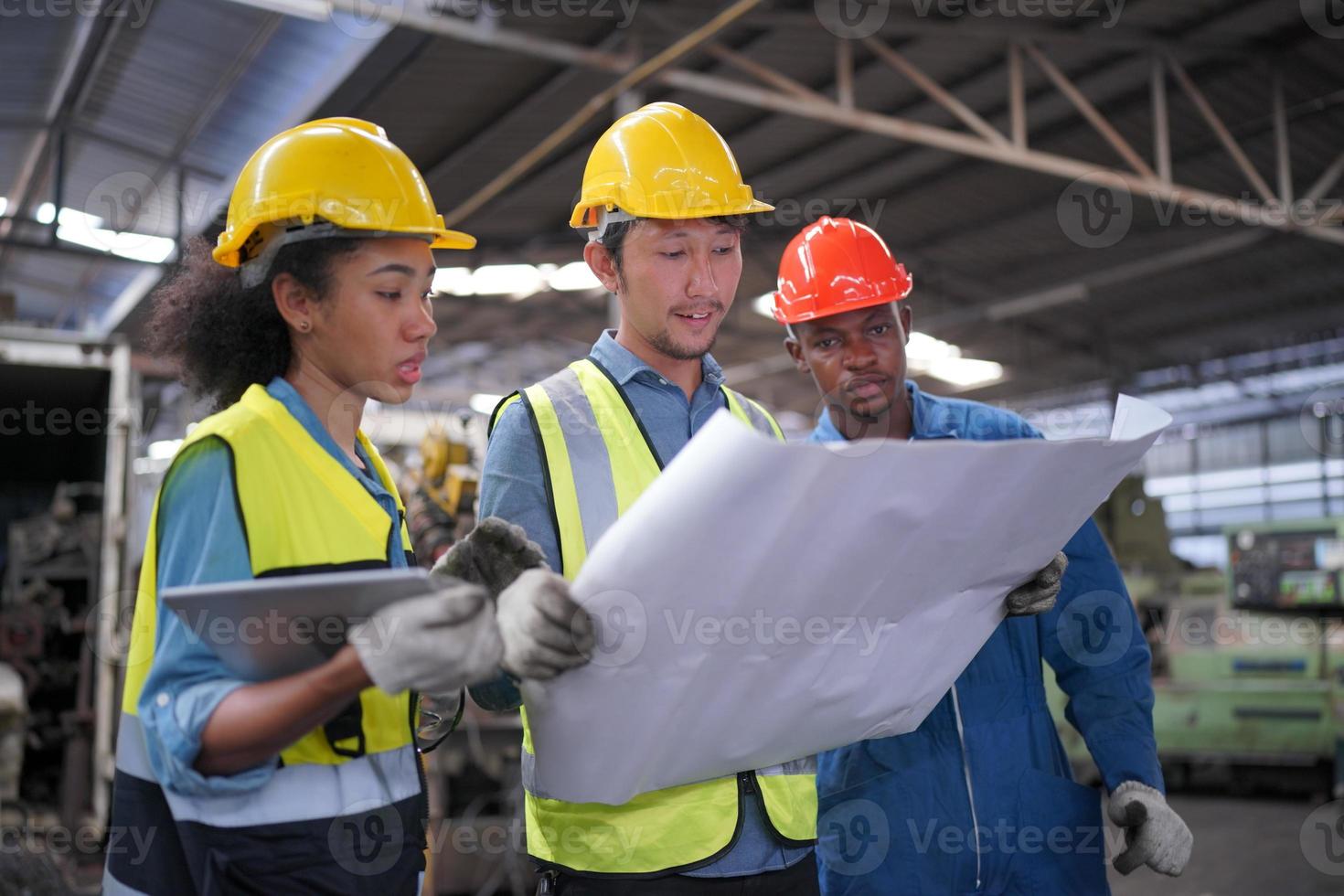 los ingenieros de mantenimiento están trabajando frente a la reparación automatizada de maquinaria cnc en una lista de verificación de mantenimiento en la línea de producción. foto