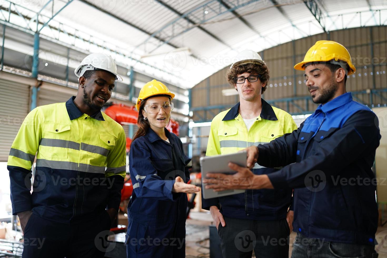 equipo de ingenieros de la planta de automóviles, maquinaria industrial robot de soldadura de brazos automáticos en la línea de producción de la fábrica del fabricante de vehículos foto