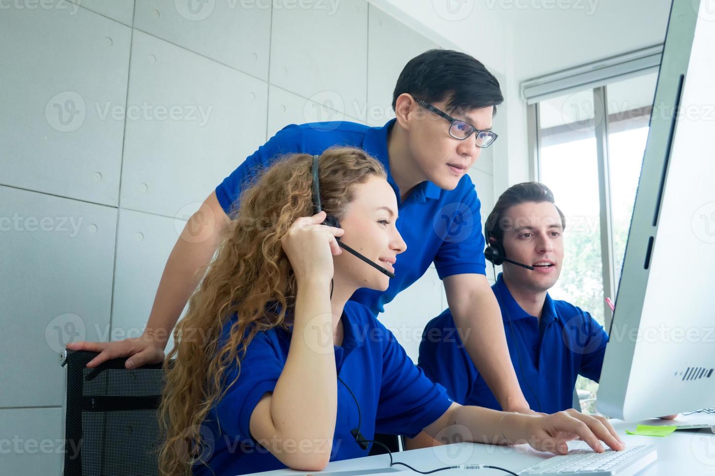 concepto de equipo de servicio. venta de operador o centro de contacto en la oficina, centro de llamadas de personas de información, oficina de soporte de ventas de equipo profesional de calidad. Empresa representante de medio ambiente en el lugar de trabajo. foto