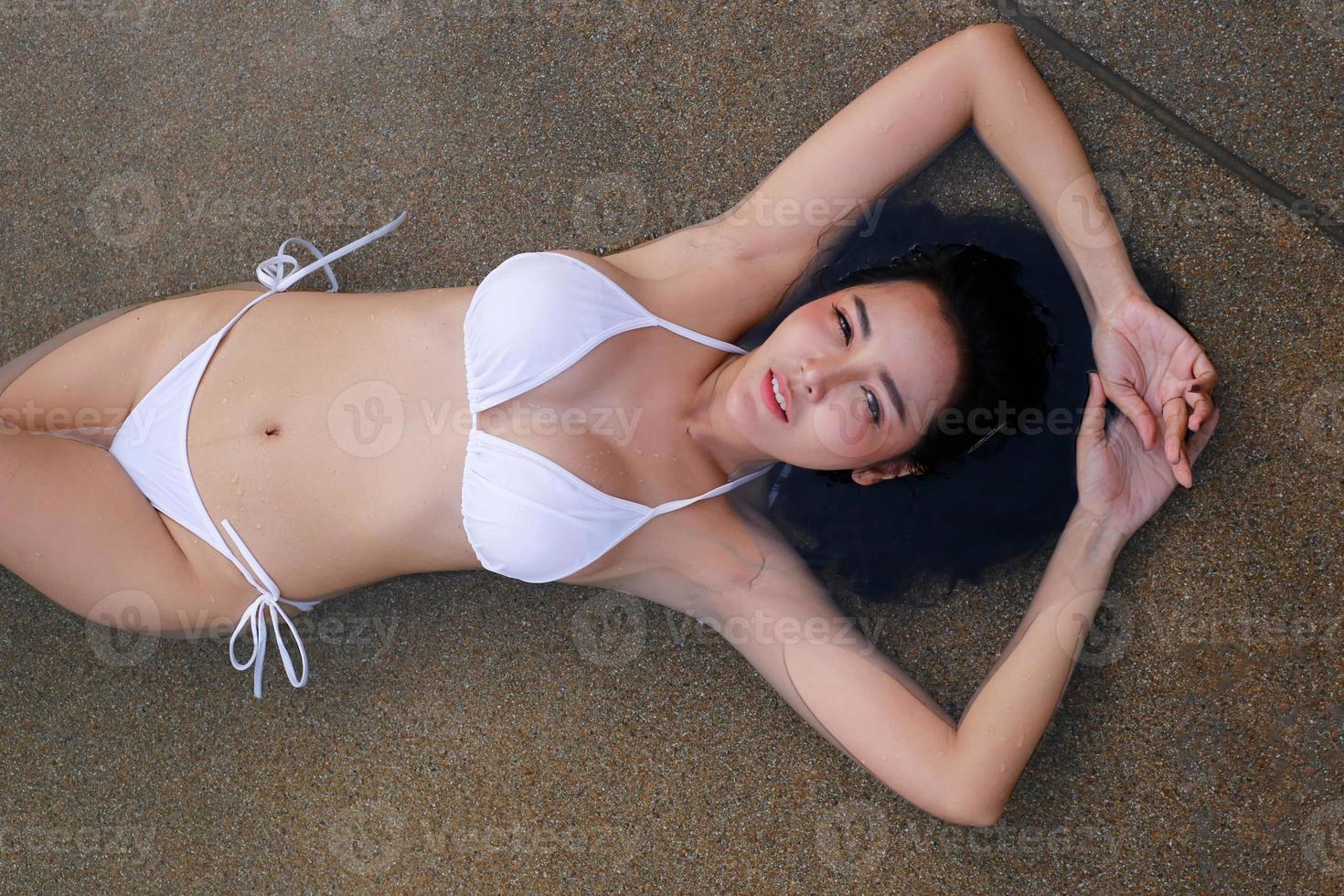 retrato, de, sonriente, mujer joven, biquini, posición, en, piscina foto