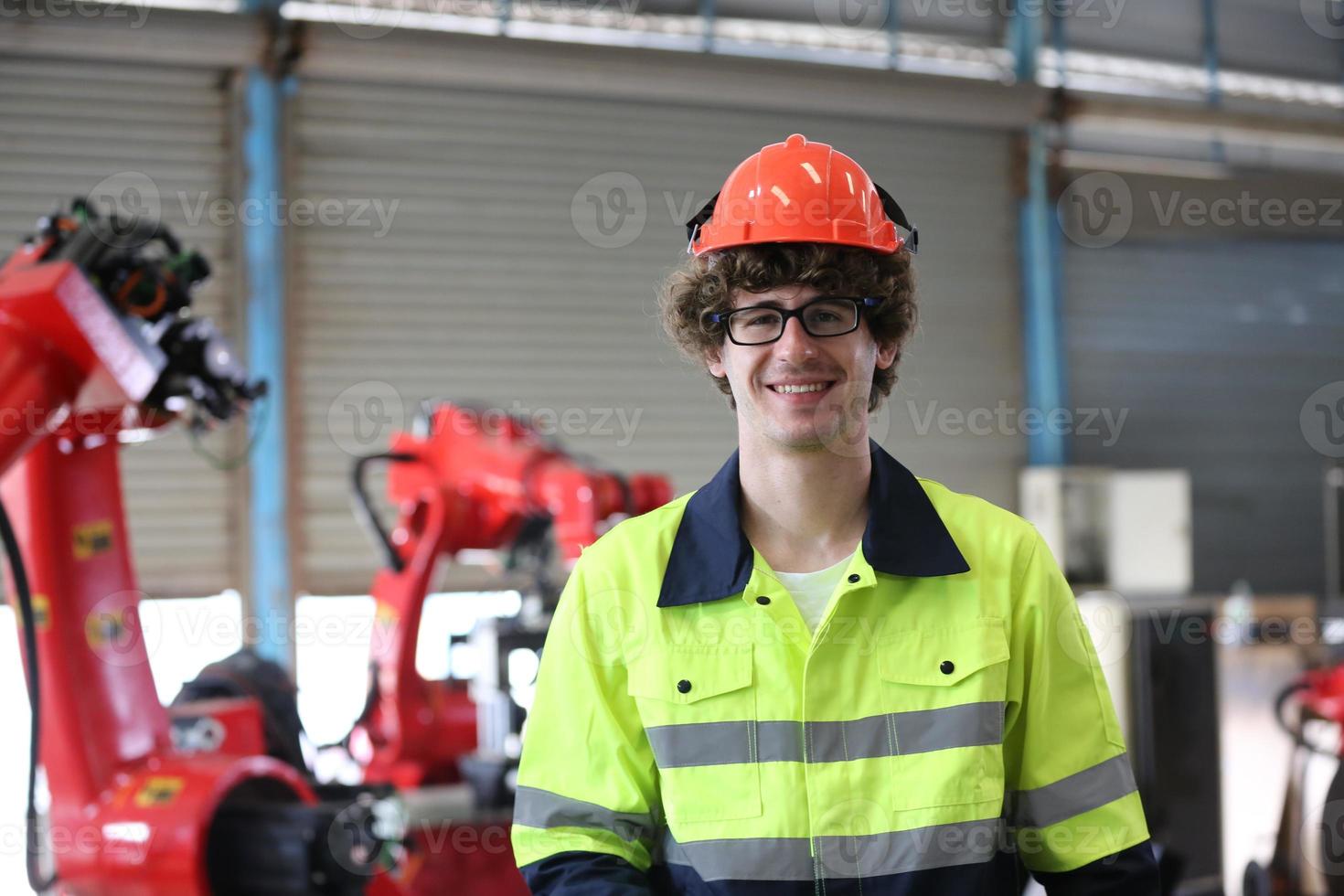 empleado profesional de fábrica industrial que trabaja con piezas de máquinas, verificando y probando equipos industriales y brazos robóticos en grandes fábricas de plantas de fabricación de cables y alambres electrónicos eléctricos foto