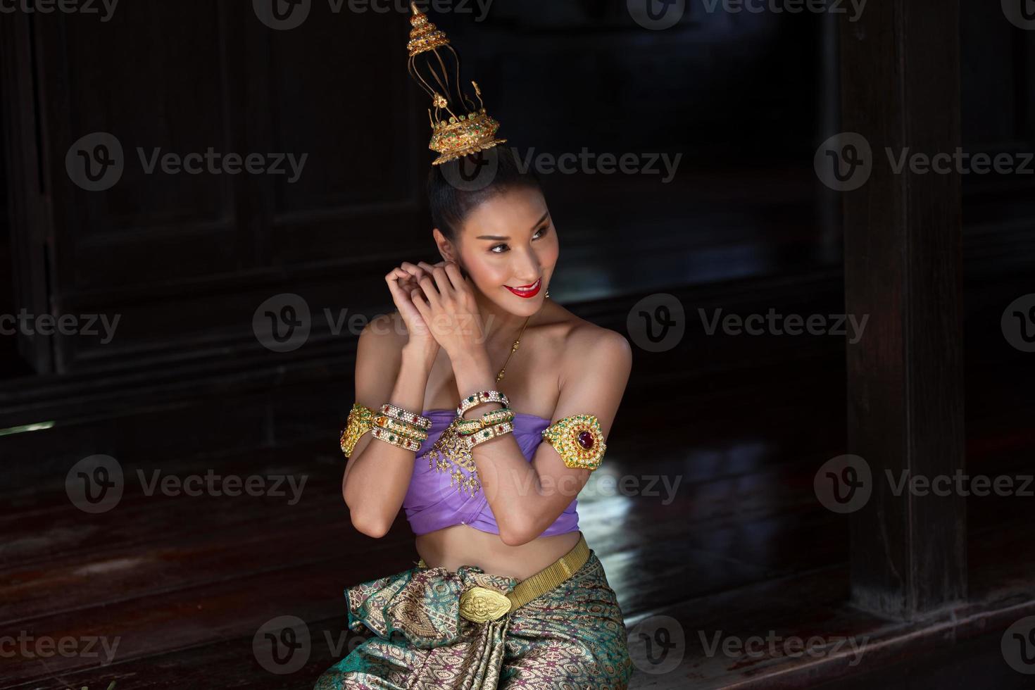 traje tailandés vestido de mujer hermosa, traje de estilo tailandés en Tailandia foto