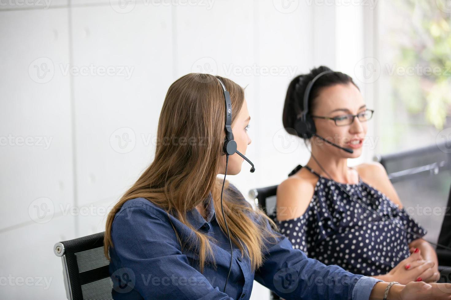 concepto de equipo de servicio. venta de operador o centro de contacto en la oficina, centro de llamadas de personas de información, oficina de soporte de ventas de equipo profesional de calidad. Empresa representante de medio ambiente en el lugar de trabajo. foto