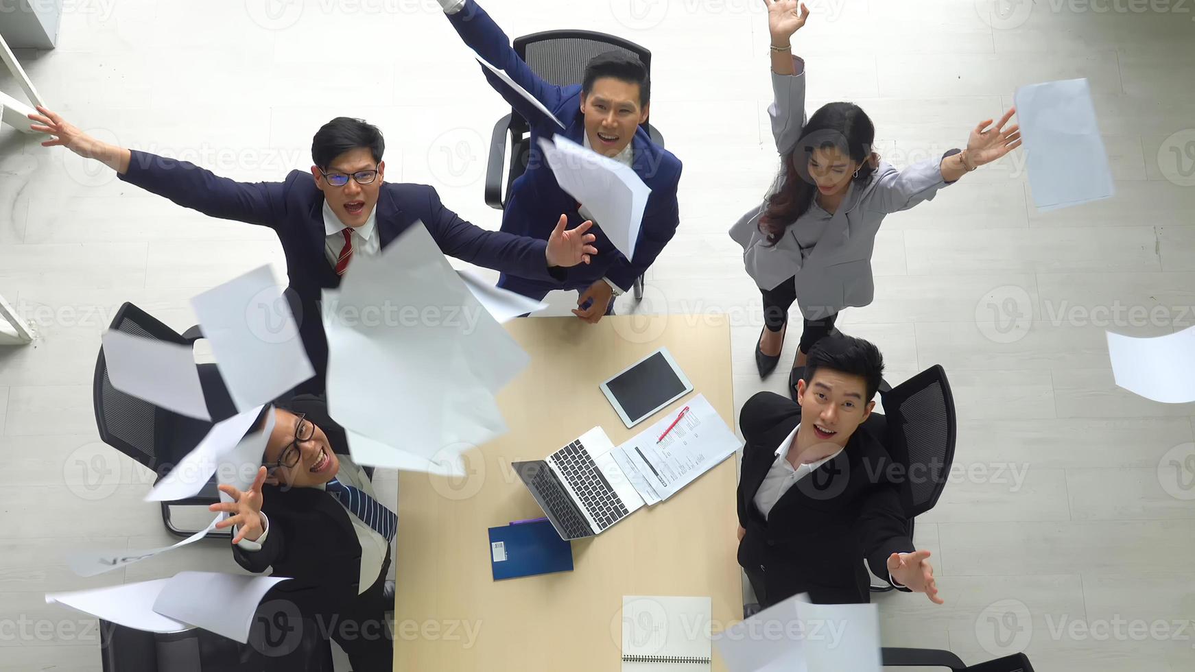 los empresarios exitosos que se unen se ensanchan mostrando una fuerte relación de comunidad de trabajadores. un equipo de hombres de negocios y mujeres de negocios que expresan un sólido trabajo en equipo en la oficina moderna. foto