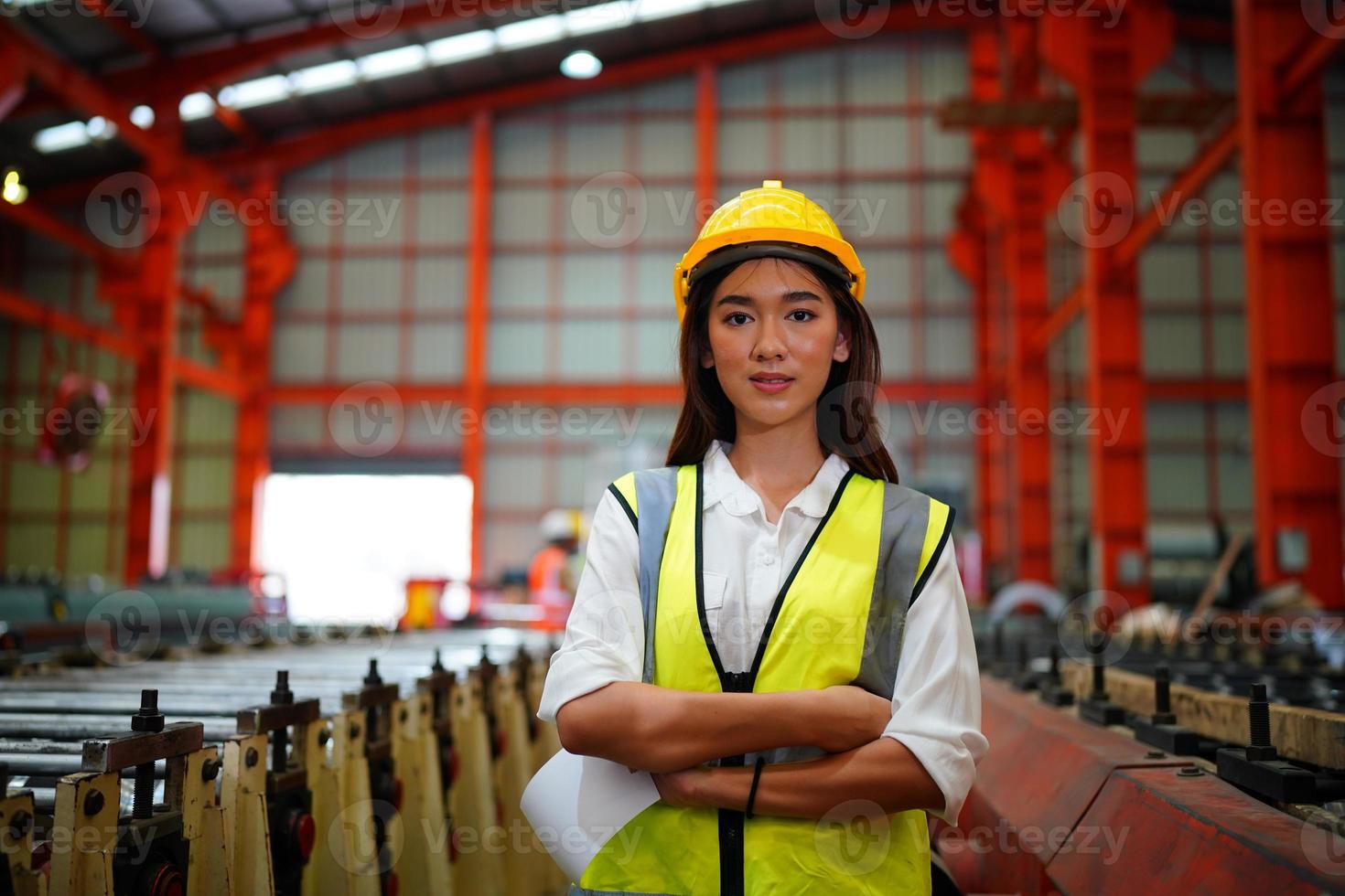 la capataz de la trabajadora o el trabajo del trabajador en el sitio de la fábrica revisan la máquina o los productos en el sitio. ingeniero o técnico revisando material o máquina en planta. industrial y fábrica. foto