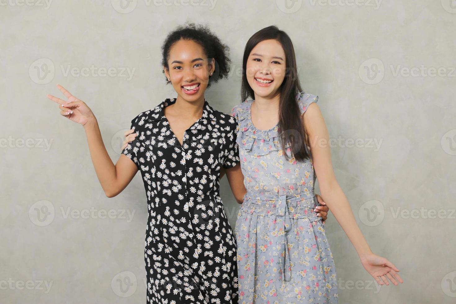 cierra el retrato de estilo de vida interior de tres divertidos jóvenes amigos que se divierten y fingen caras. ambiente de fiesta en casa. día Internacional de la Mujer. grupo de tres mujeres jóvenes felices con una sonrisa. generación z foto