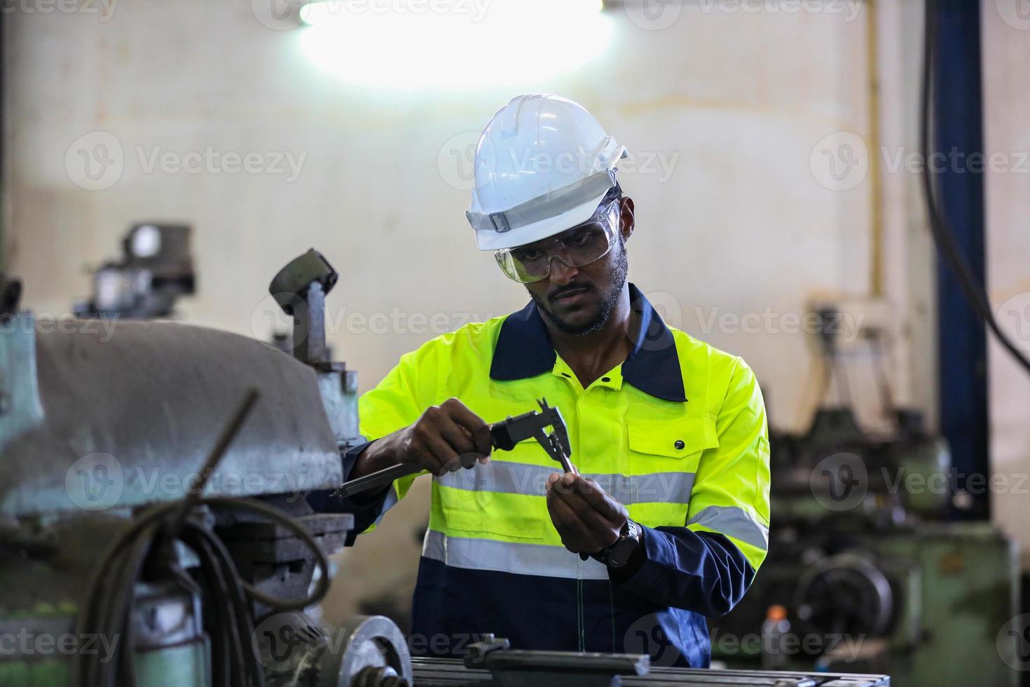 hombres profesionales, ingenieros, habilidades de los trabajadores, calidad, mantenimiento, trabajadores de la industria de capacitación, taller de almacén para operadores de fábrica, producción de equipos de ingeniería mecánica. foto