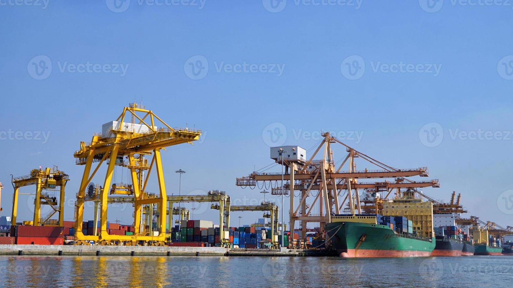 carga de contenedores en un buque de carga con grúa industrial. buque portacontenedores en empresa de logística comercial de importación y exportación. concepto de industria y transporte. foto