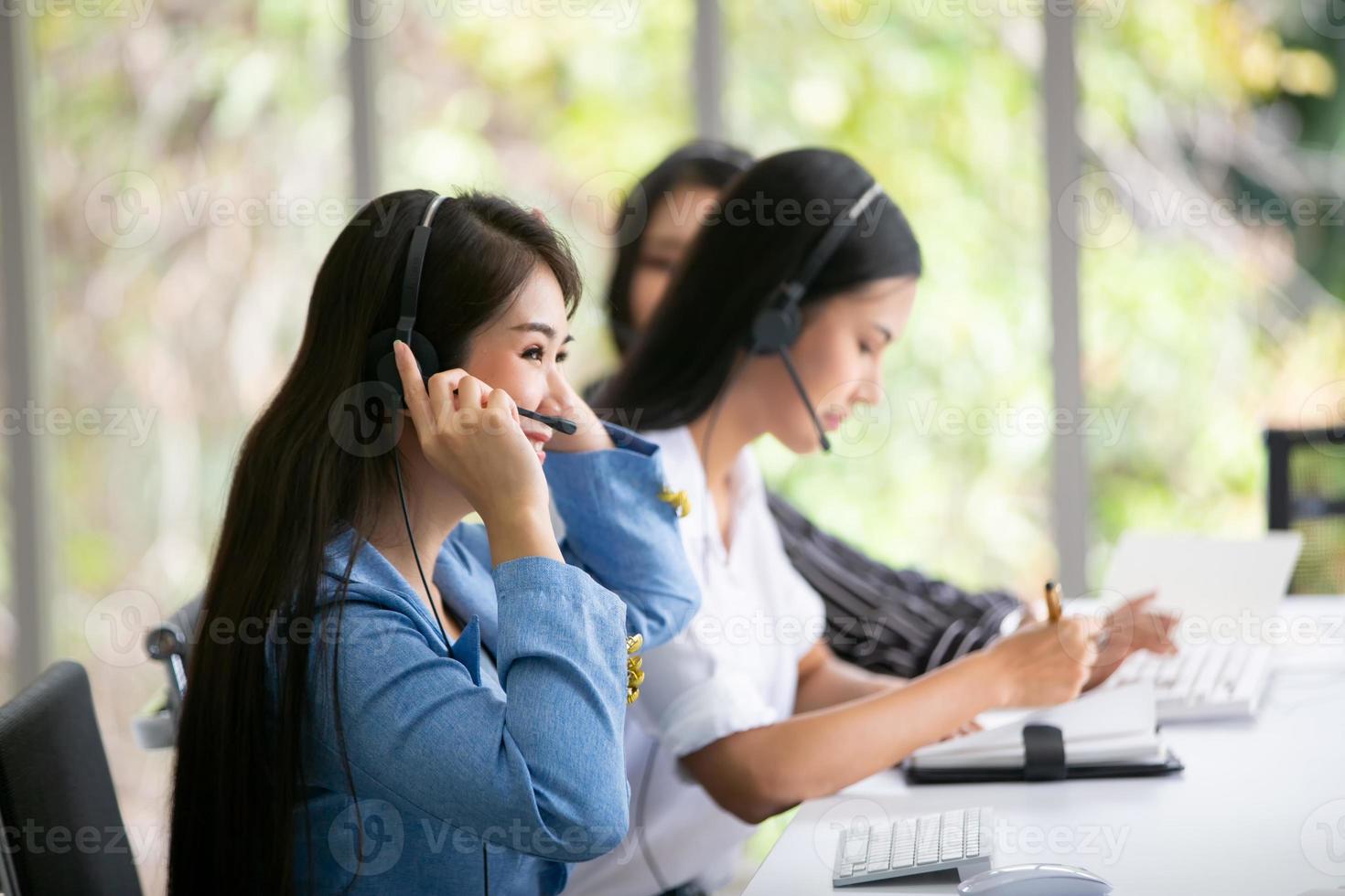 concepto de equipo de servicio. venta de operador o centro de contacto en la oficina, centro de llamadas de personas de información, oficina de soporte de ventas de equipo profesional de calidad. Empresa representante de medio ambiente en el lugar de trabajo. foto