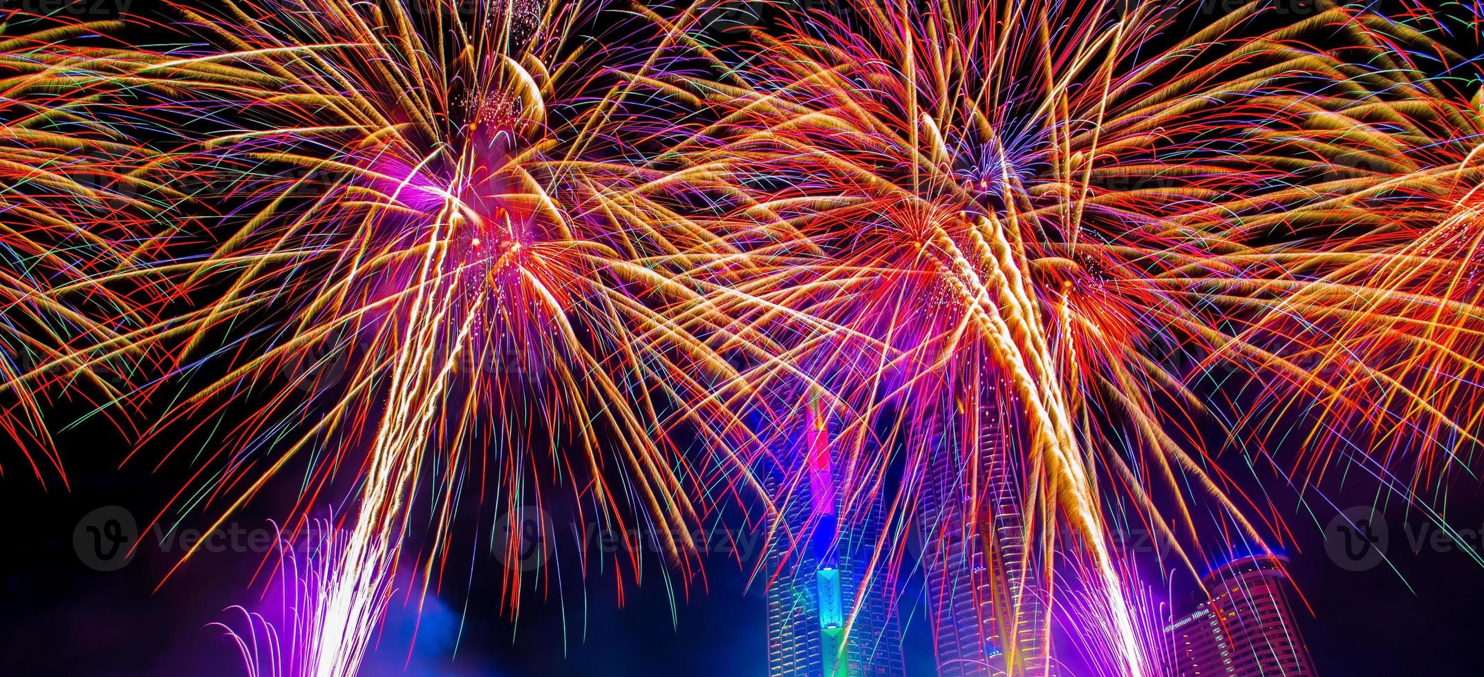 coloridos fuegos artificiales para celebrar el año nuevo en el río chao phraya en bangkok, tailandia. foto