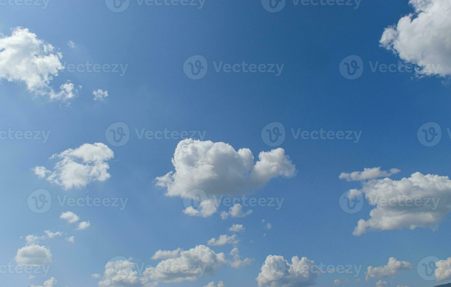 Fondo de cielo azul con nubes blancas. foto