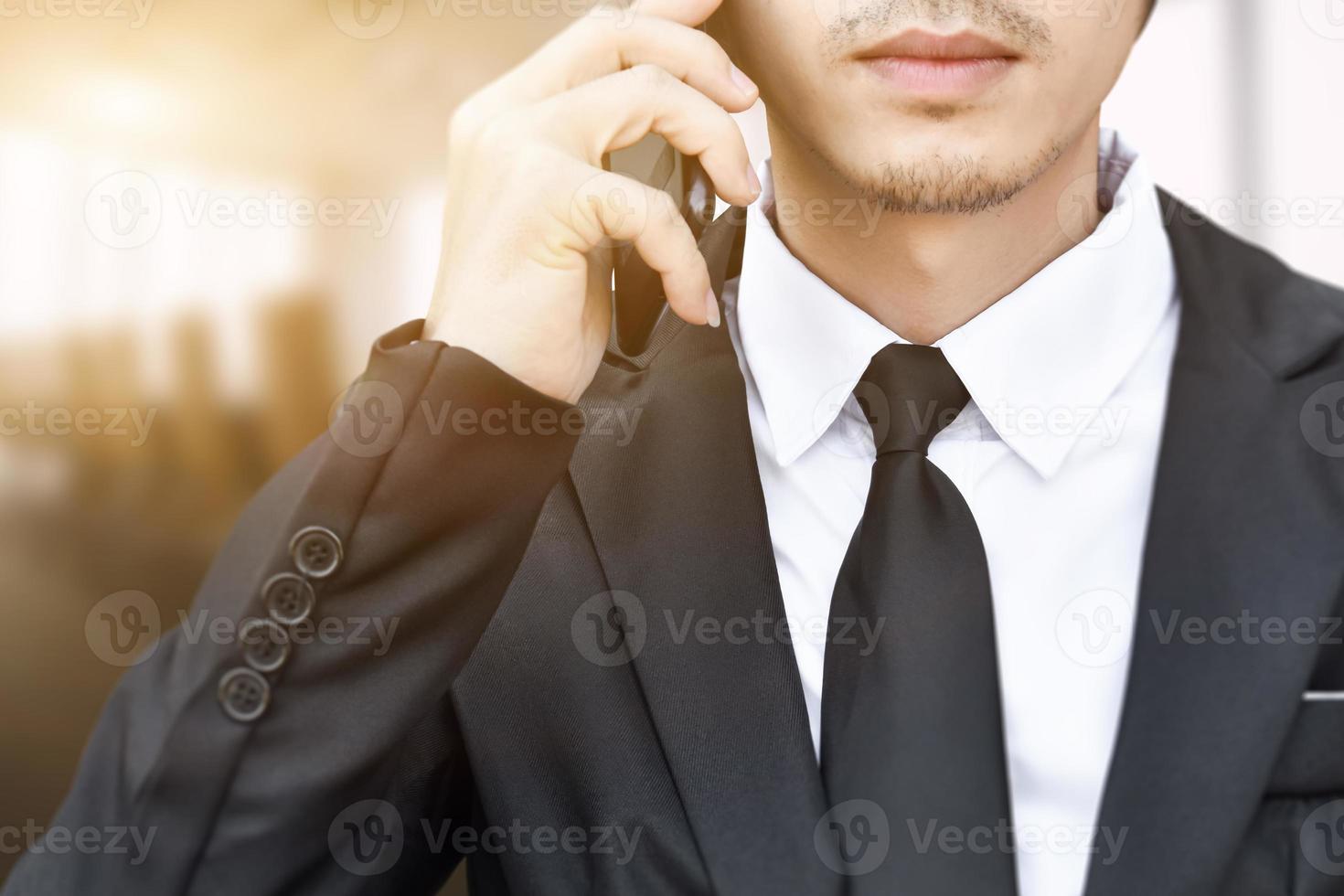 primer plano de un hombre de negocios haciendo una llamada telefónica con un teléfono inteligente. foto