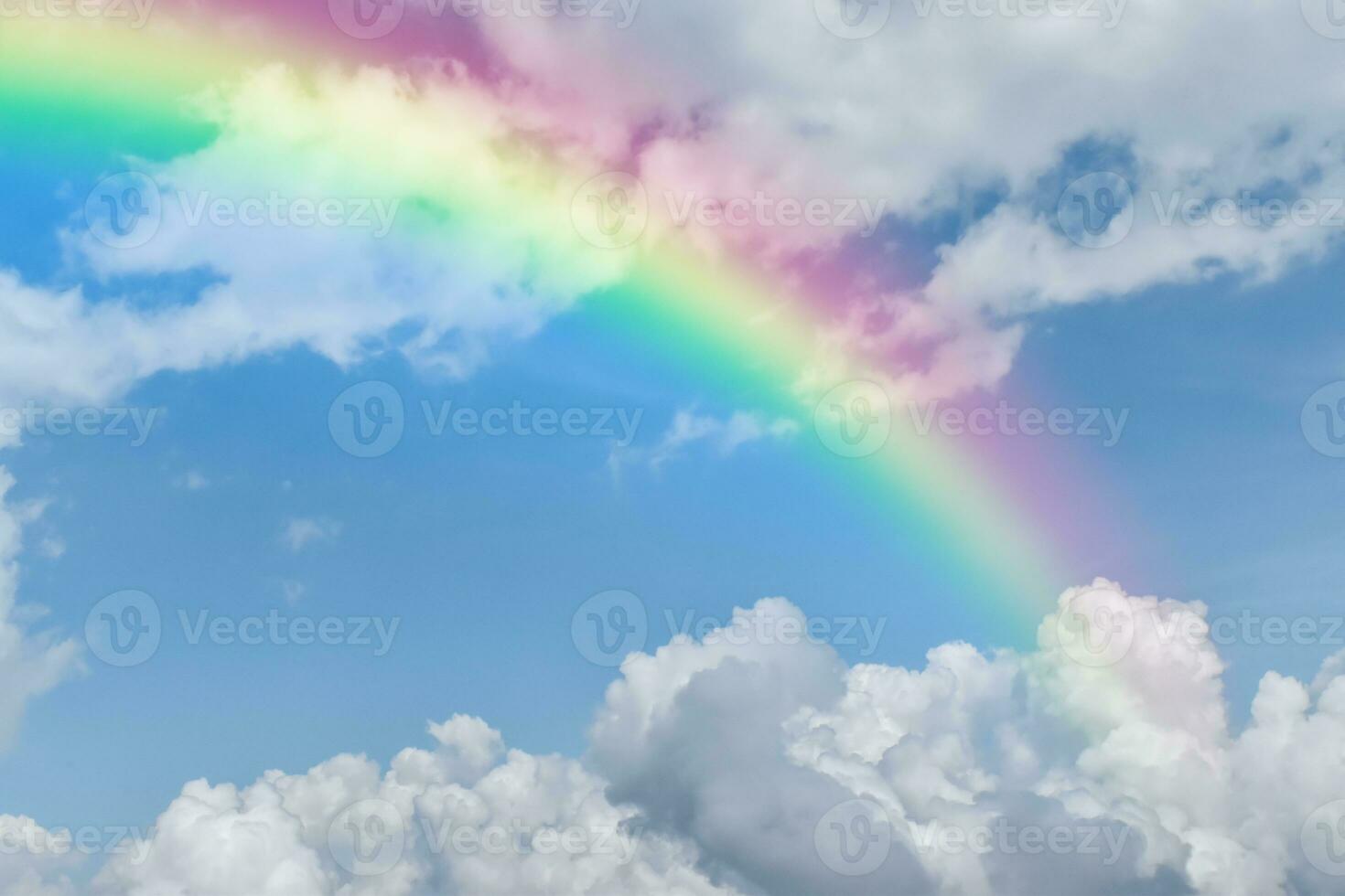 arco iris en el cielo azul con fondo de nube blanca. foto