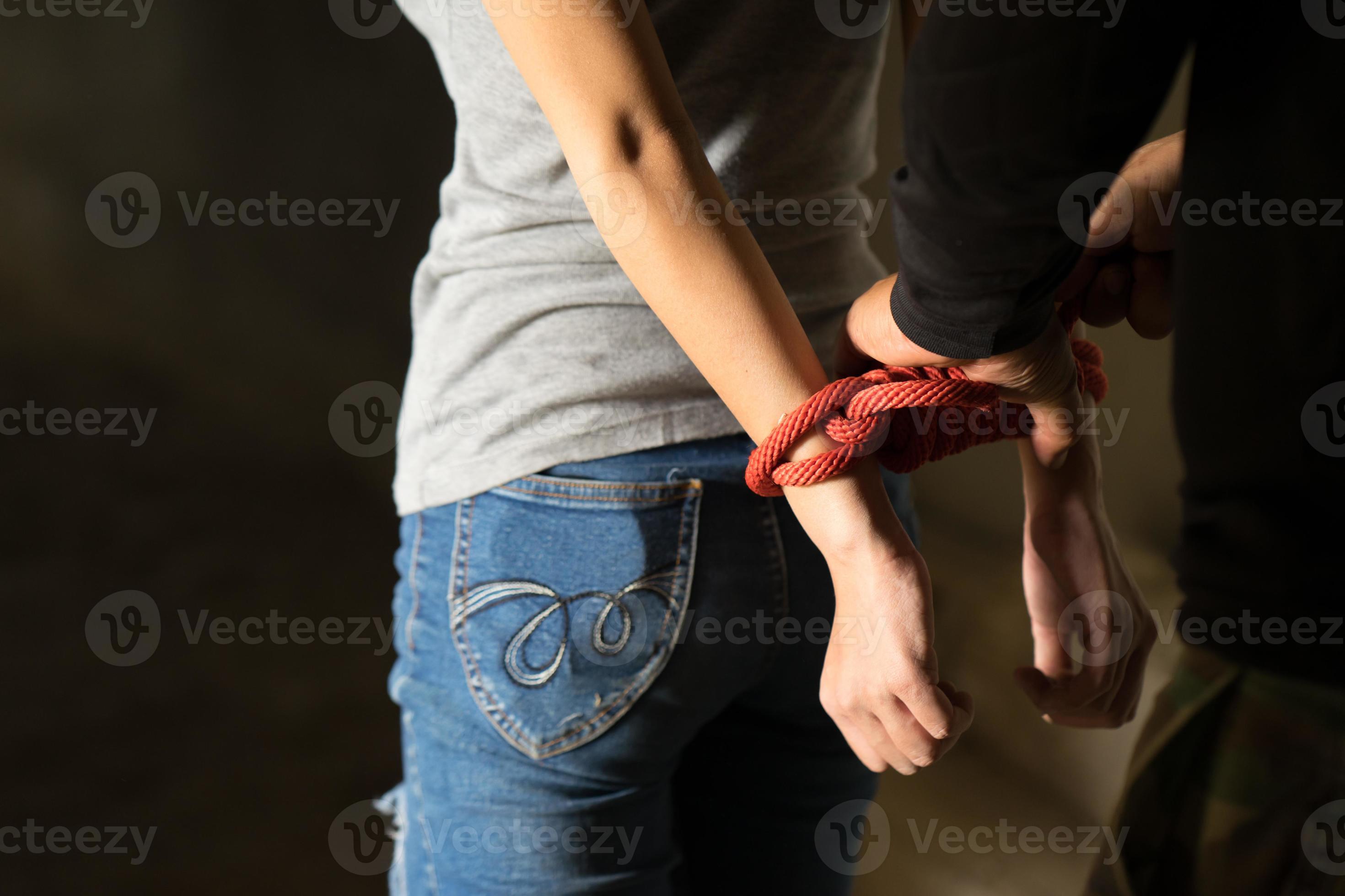 связали девочку подростка. женщины на корточках. красивая девушка связана. связанная девушка в джинсах. девушка в углу.