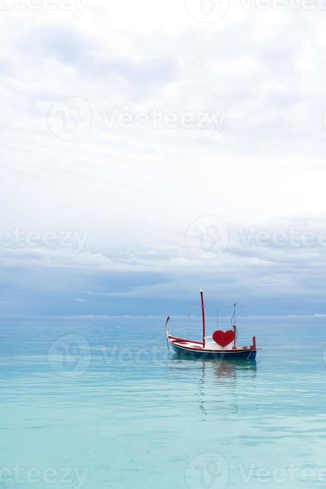 barco de amor en el océano foto