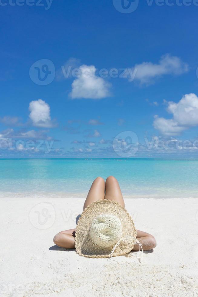 mujer en relajación en playa tropical foto