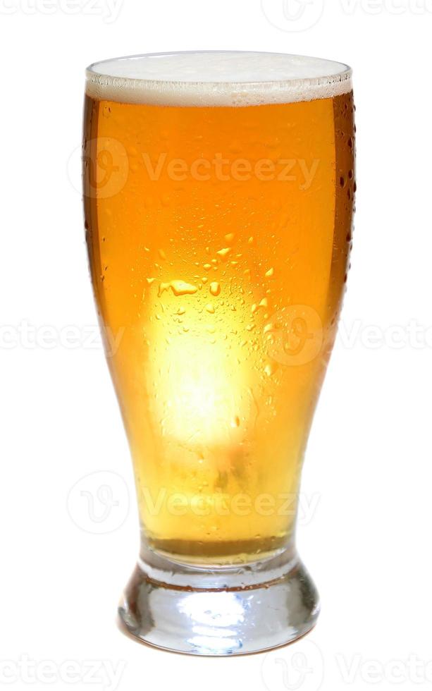 la cerveza esta en vaso foto