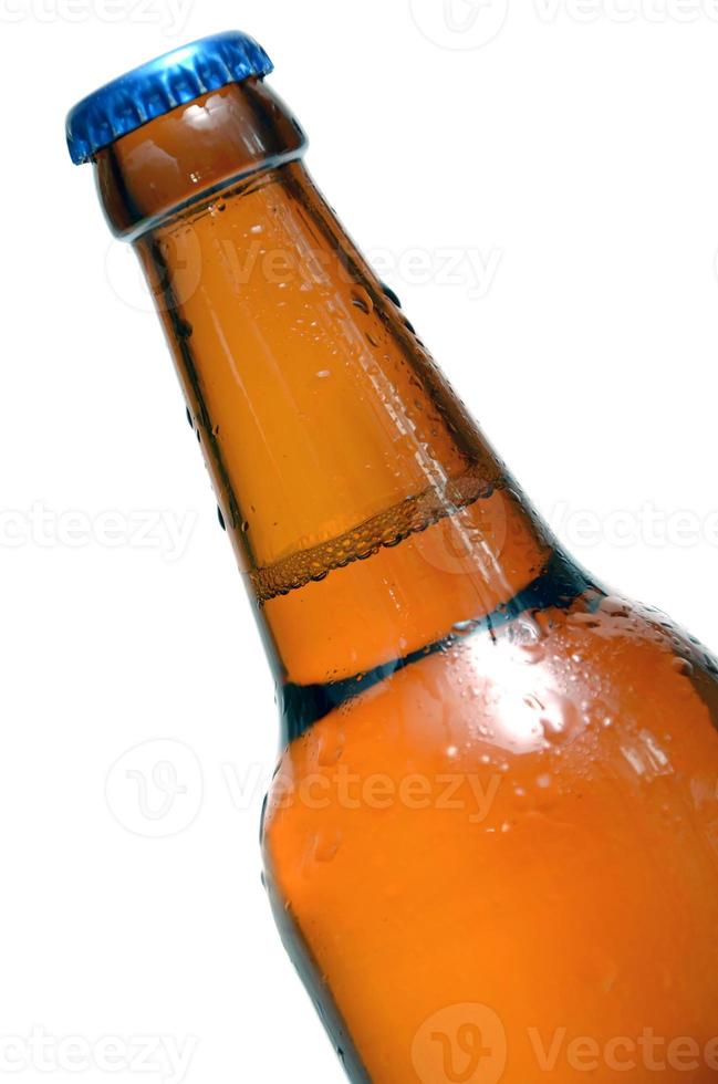 la cerveza esta en una botella foto