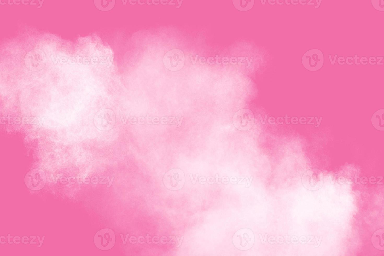 explosión de polvo blanco abstracto sobre fondo rosa. congelar el movimiento de polvo blanco salpicado. foto