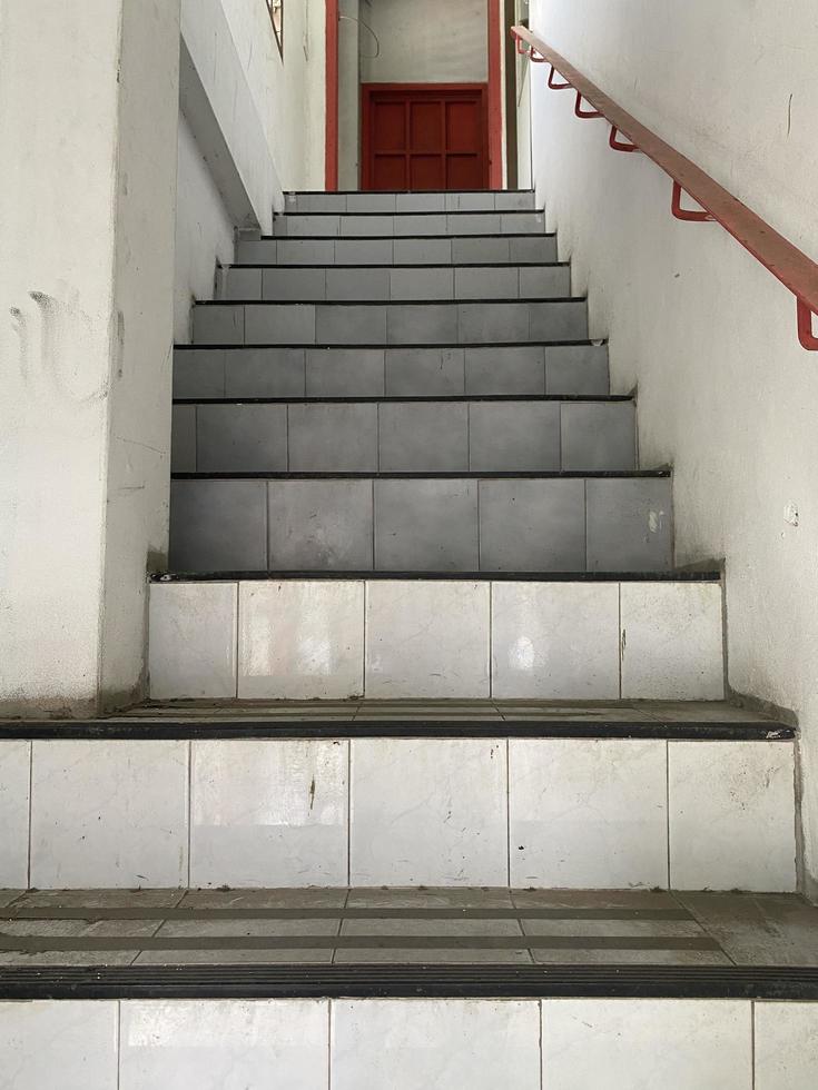 escaleras de pasamanos en el antiguo edificio de oficinas en la fábrica foto