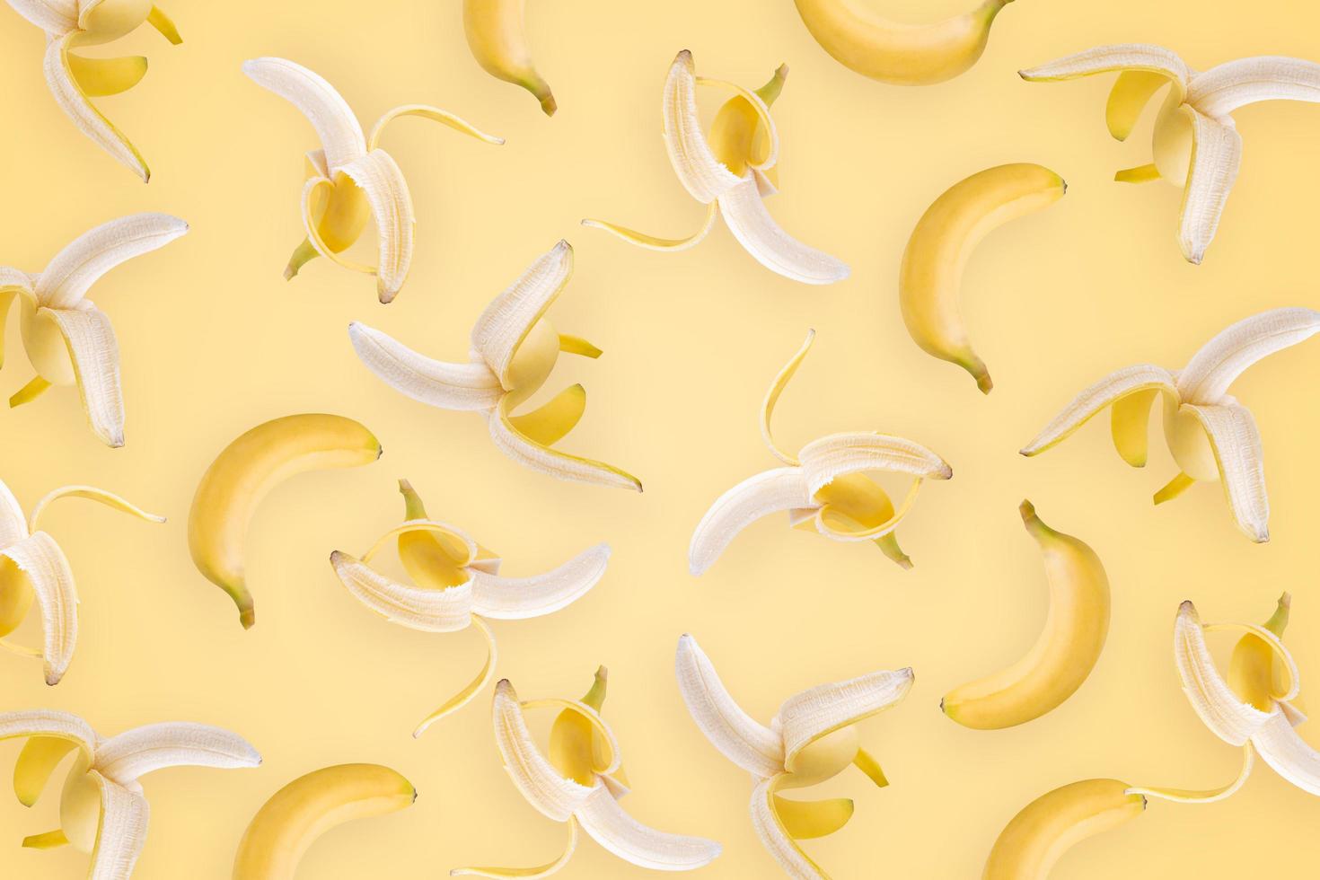 plátano amarillo sobre un fondo de pantalla amarillo foto