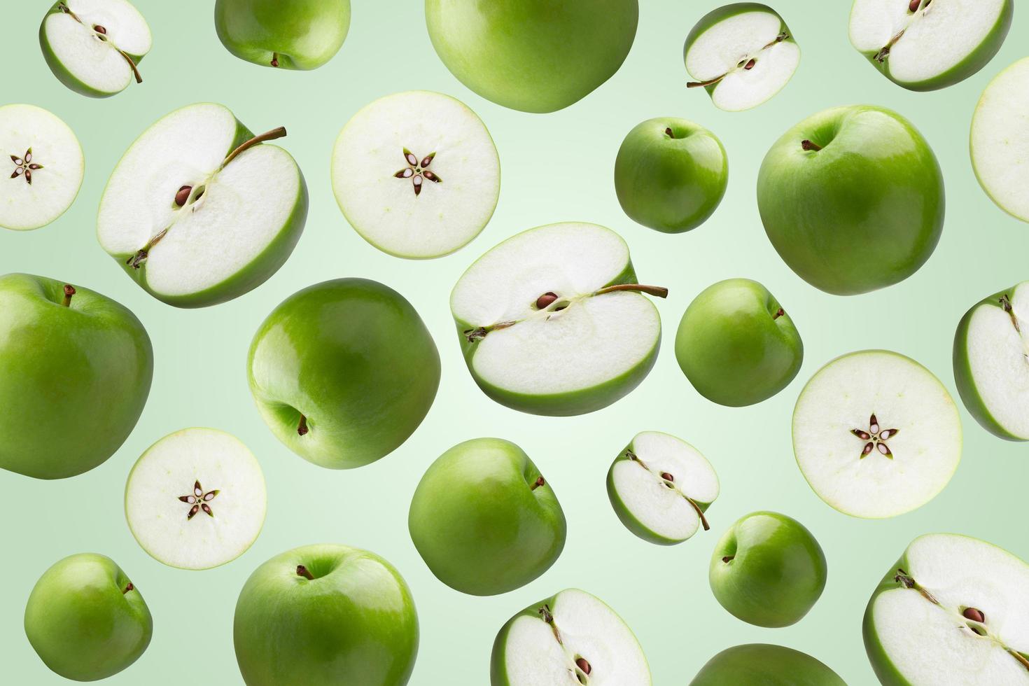 manzana verde con hoja verde sobre fondo de papel tapiz verde. foto