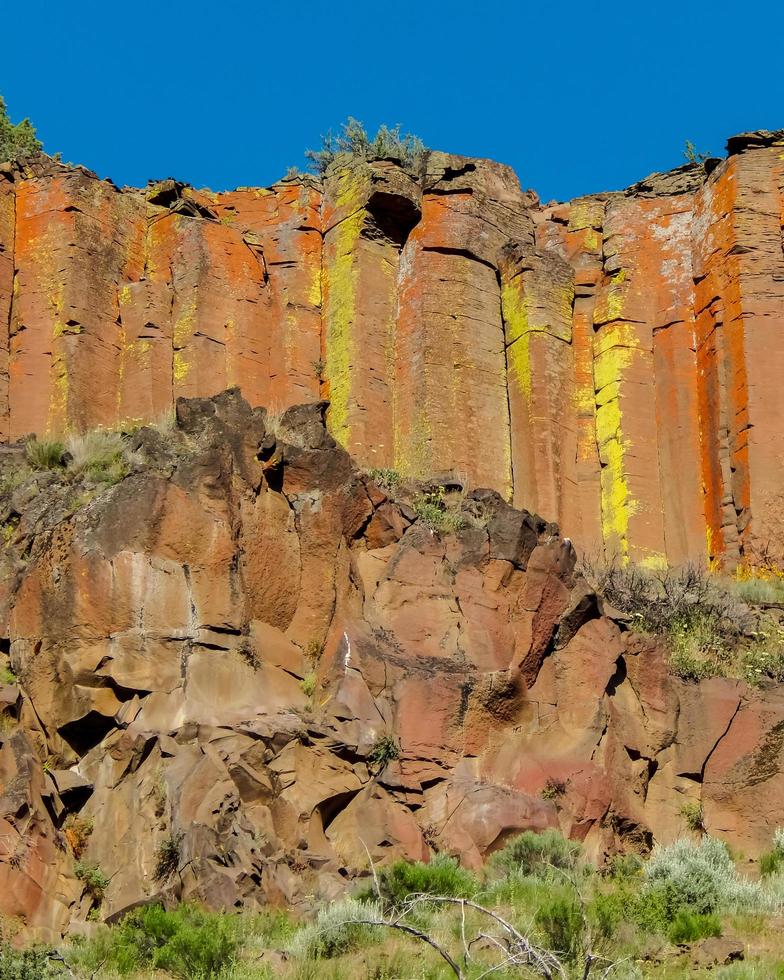 Coloridas columnas de formación de roca basáltica en el borde del cañón en el cañón Whychus Creek al noreste de Sisters o foto