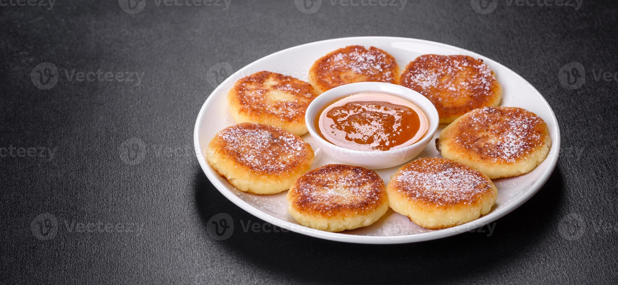 tortitas de requesón con avena, syrniki sobre un fondo rústico negro foto