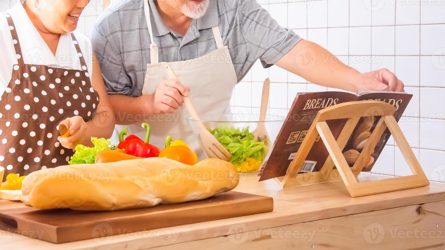 una pareja de ancianos está ayudando a cocinar en la cocina. foto