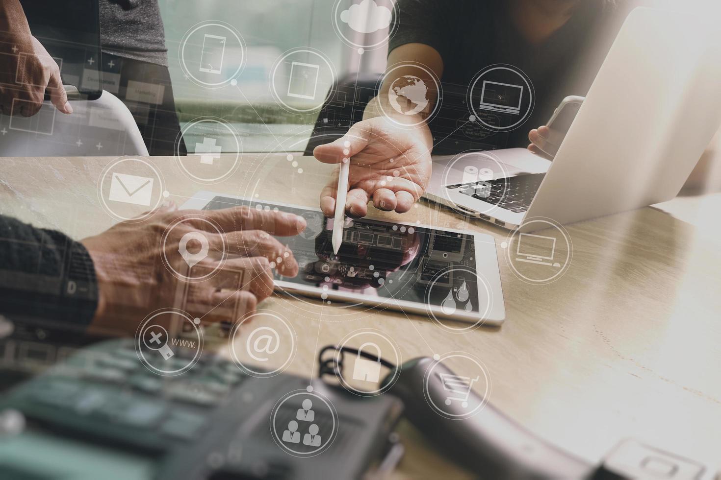 mano de hombre de negocios de diseño usando teléfono inteligente, pagos móviles compras en línea, canal omni, computadora de teclado de acoplamiento de tableta digital en oficina moderna en escritorio de madera, pantalla de iconos de interfaz virtual foto