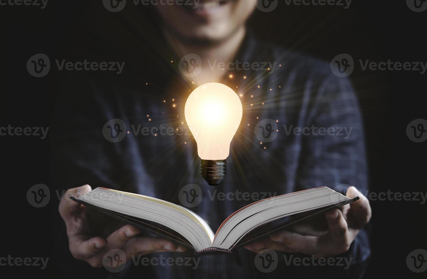 lector de libro abierto con bombilla flotante que brilla intensamente para leer educación, conocimiento y concepto de idea de pensamiento creativo. foto