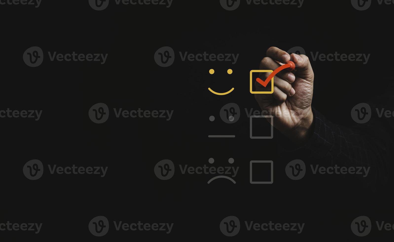 hombre de negocios marque la marca para seleccionar el botón de sonrisa para la mejor evaluación, concepto de satisfacción del cliente. foto