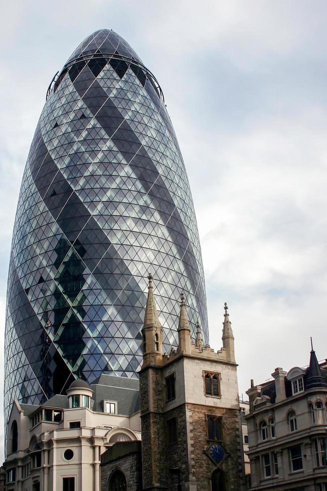 Londres, Reino Unido, 2004. 30 St Mary Axe conocido cariñosamente como el pepinillo foto