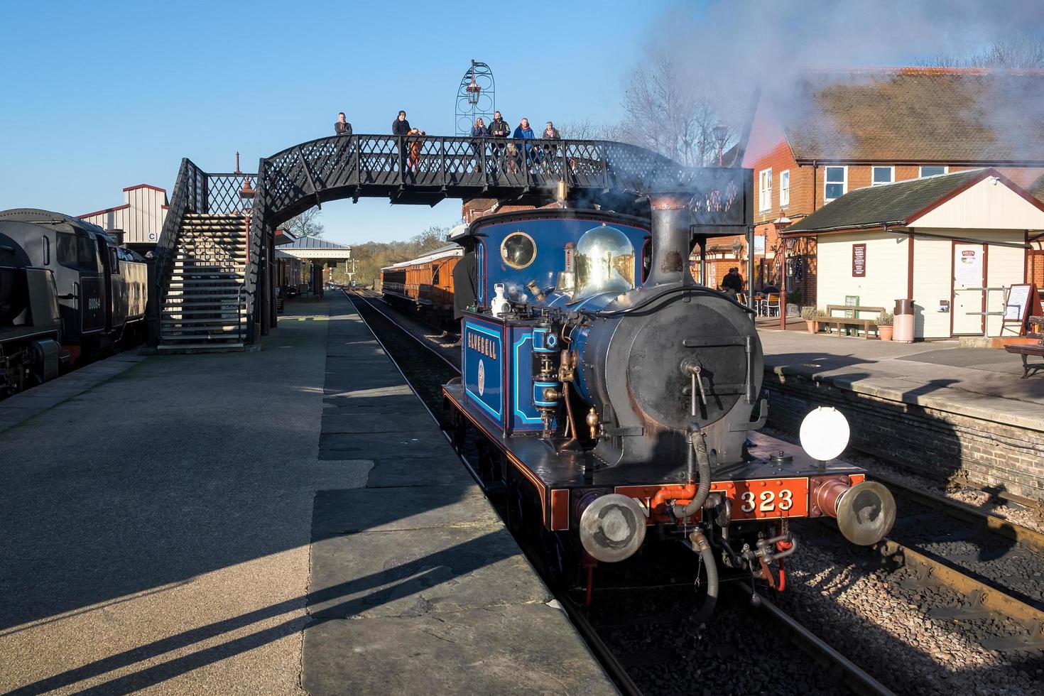 Sheffield Park, East Sussex, Reino Unido, 2013. tren de vapor bluebell en la estación de Sheffield Park foto