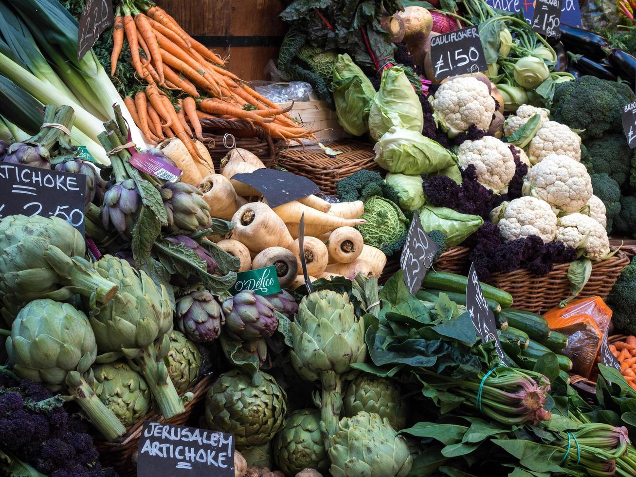 Verduras a la venta en el mercado municipal foto