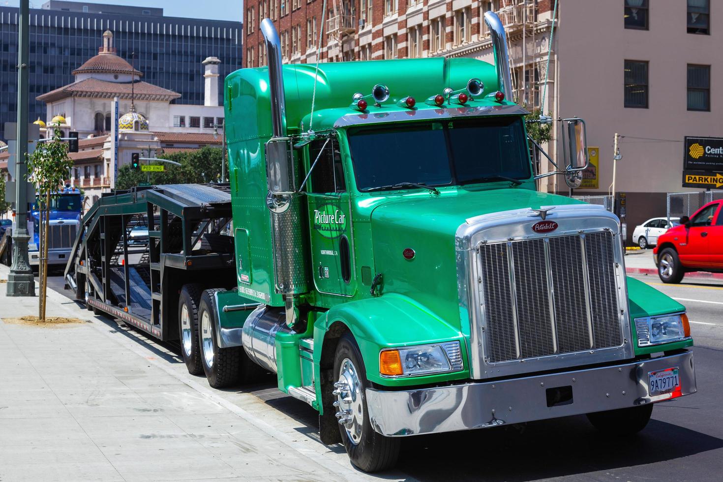 LOS ANGELES, CALIFORNIA, USA, 2011. Big Green Rig 7127341 Stock Photo