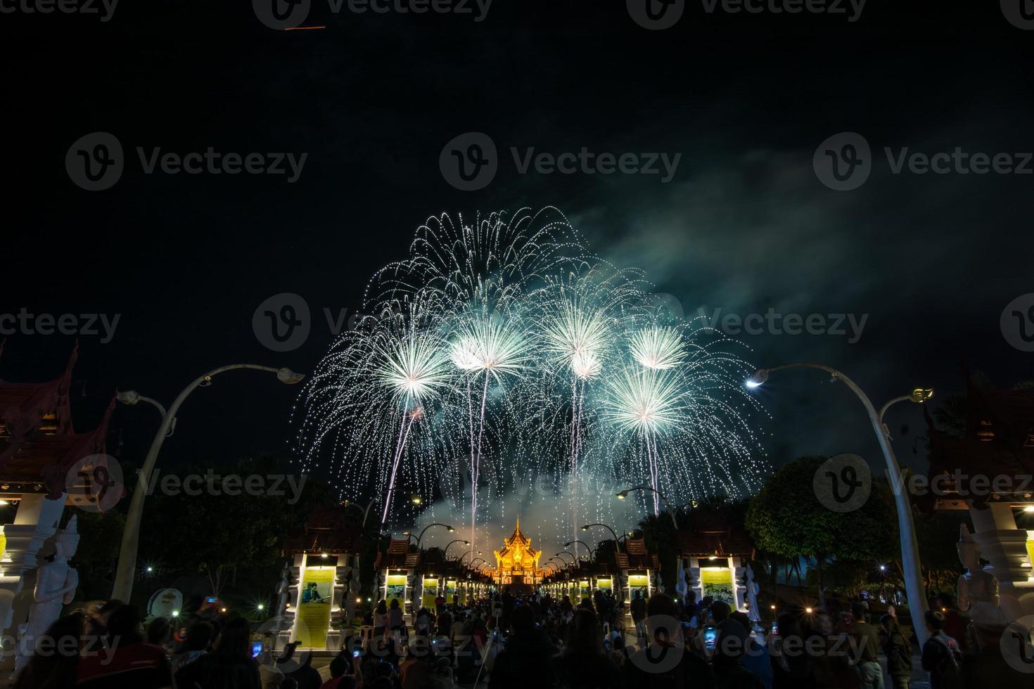 coloridos fuegos artificiales del arco iris en los eventos de año nuevo 2018 en royal flora ratchaphruek, chiang mai, tailandia foto