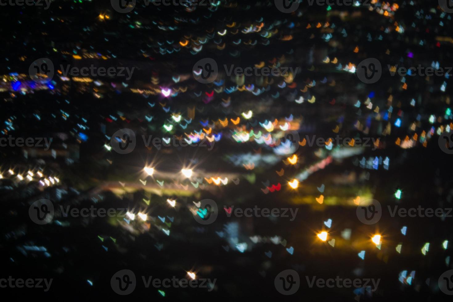 abstracto, hermoso paisaje de bokeh de la ciudad por la noche, luz de bokeh y puesta de sol de ciudad borrosa foto