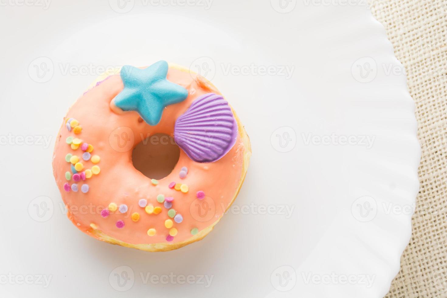 donut en un plato blanco, donut con fondo blanco foto