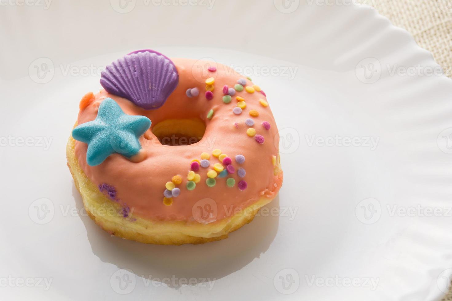 donut en un plato blanco, donut con fondo blanco foto