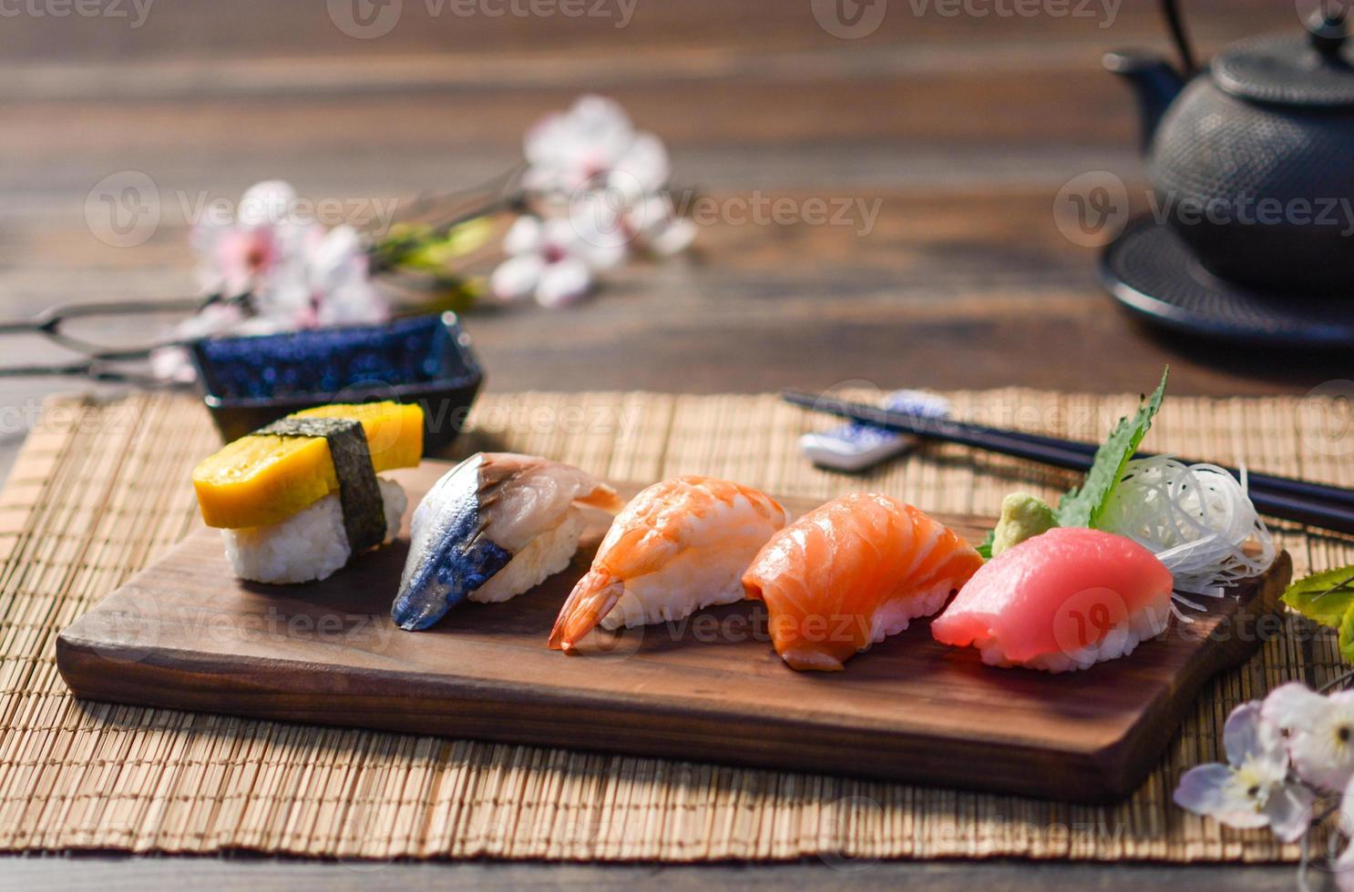 mezclar sushi en un plato de madera, atún, salmón, lubina, huevo dulce, sushi de gambas, comida japonesa foto